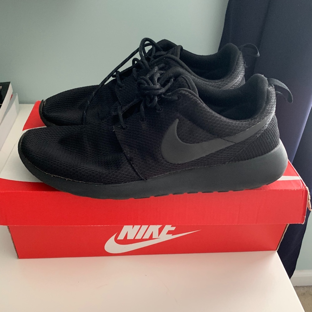 All Black Nike Roshe Runs